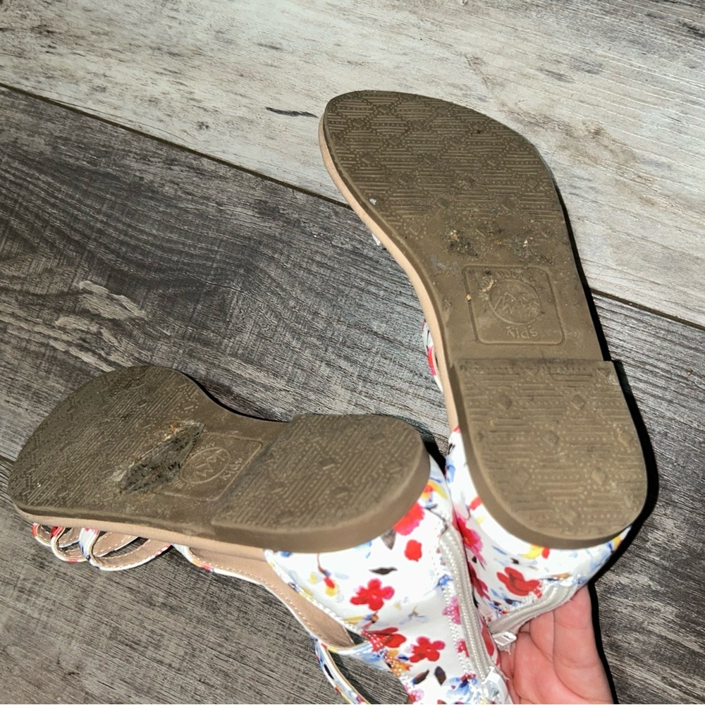 Floral Strappy Sandals - Multicolor - Picture 2 of 3
